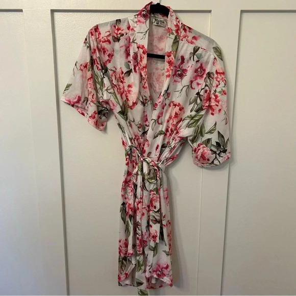 Show Me Your Mumu White Robe With Pink Roses Short Sleeve Loungewear OS - Picture 3 of 8